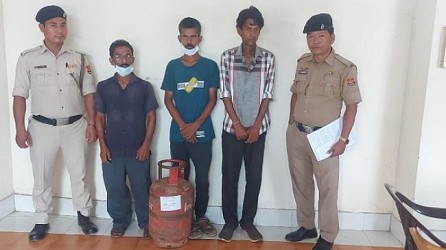 Police arrested gas cylinder thieves from Khejur Bagan area (Agartala). TIWN Pic Sep 29